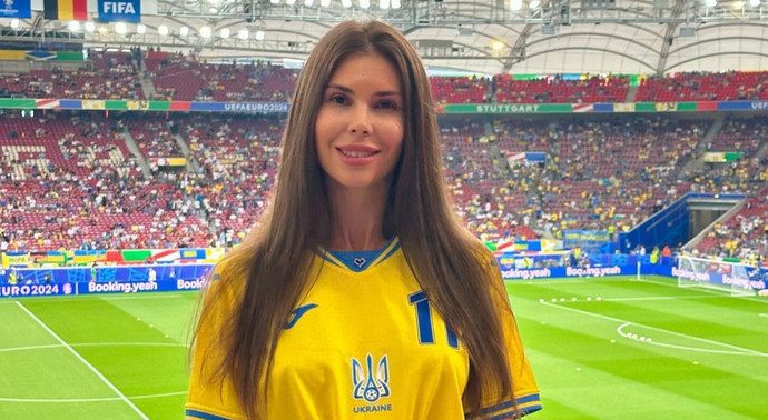 Жена Реброва показала компанию, в которой болела за Украину