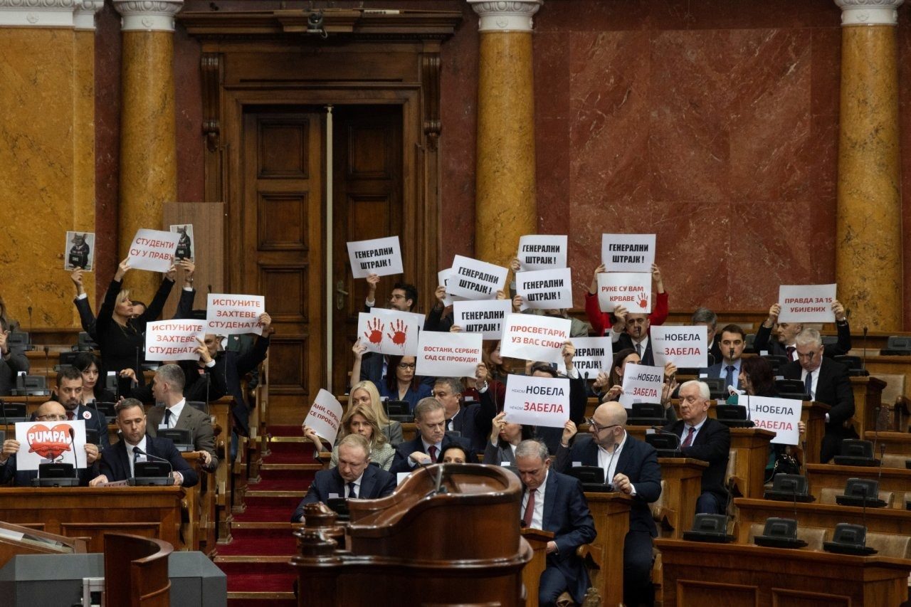В Сербии устроили драку в парламенте и бросили дымовые шашки