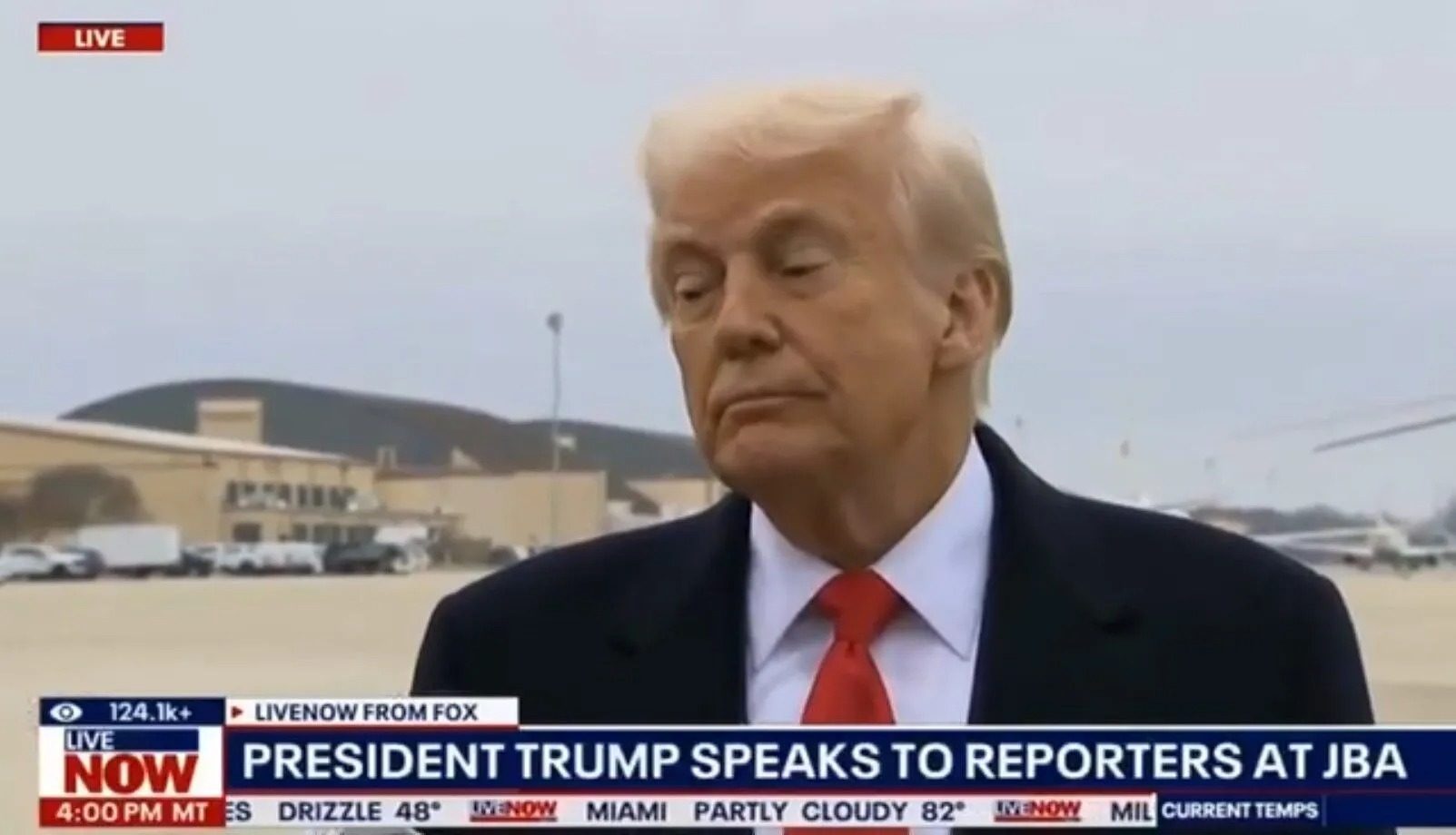 На глазах у всех: Трамп получил удар по лицу микрофоном (видео)