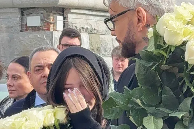 Дочь Киркорова необычно вела себя на похоронах деда: видео ➤ Prozoro.net.ua