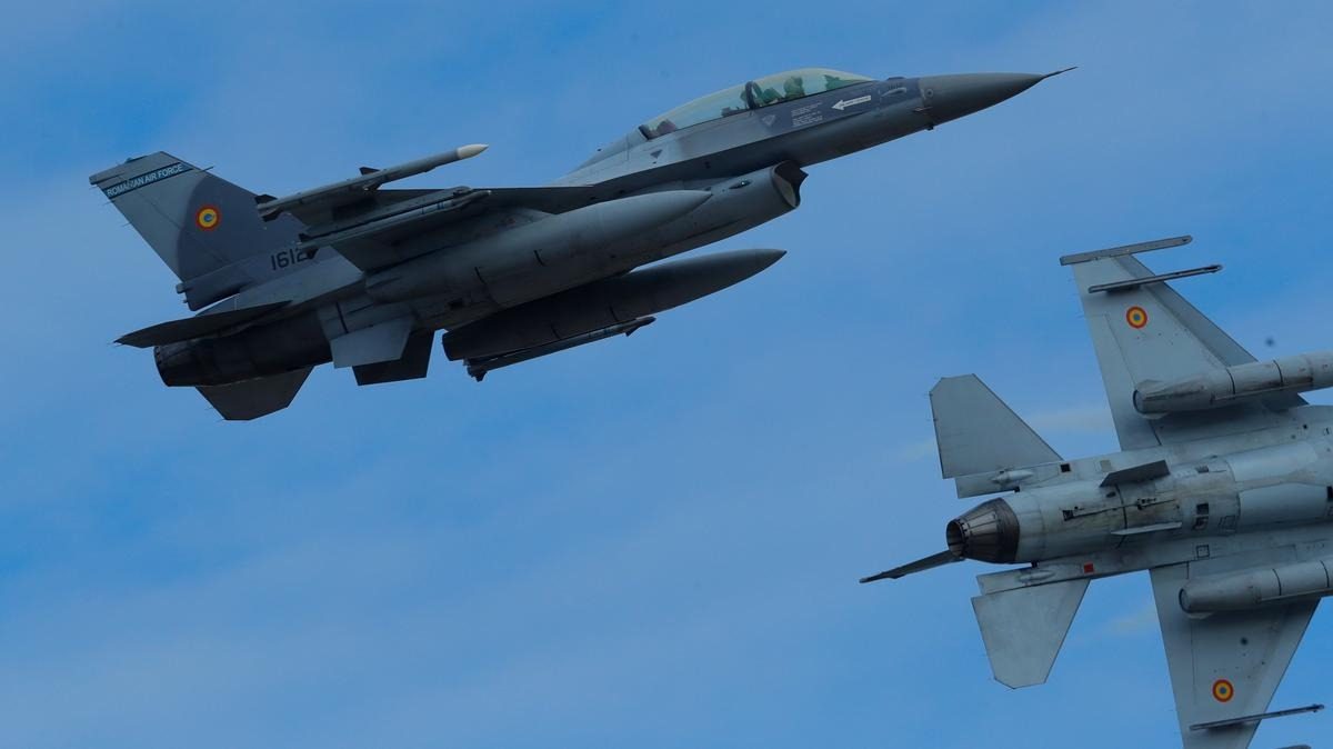 F-16 пролетел над крышами домов в Сумах: видео
