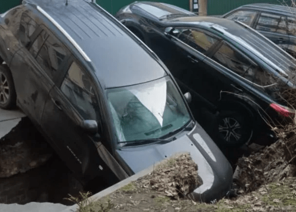 У Києві три авто провалилися під асфальт: фото 4 У Києві три авто провалилися під асфальт: фото