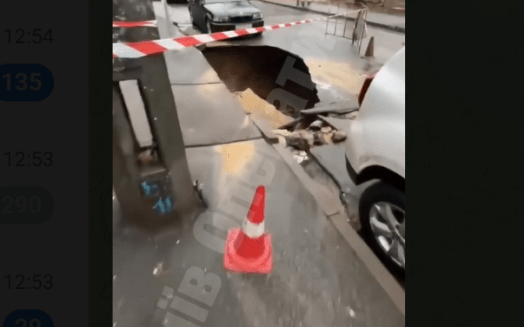 У Києві три авто провалилися під асфальт: фото 5 У Києві три авто провалилися під асфальт: фото