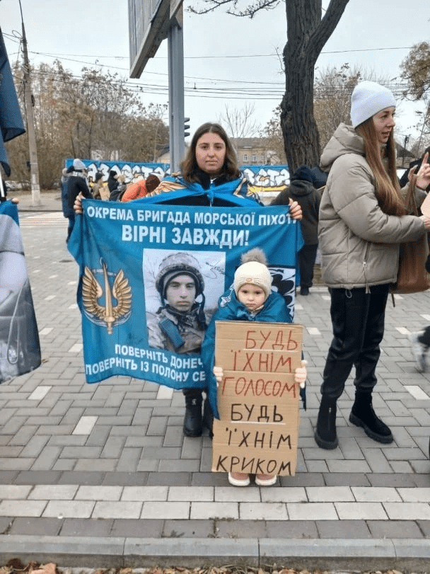 Мрія здійснилася: 4-річна Мілана з Миколаєва нарешті зустріла тата після полону (фото) 5 Мрія здійснилася: 4-річна Мілана з Миколаєва нарешті зустріла тата після полону (фото)