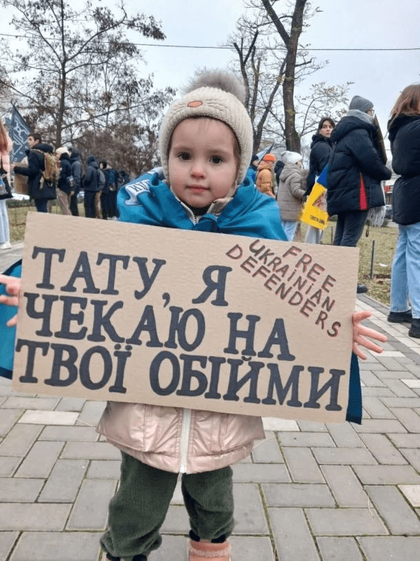 Мрія здійснилася: 4-річна Мілана з Миколаєва нарешті зустріла тата після полону (фото) 6 Мрія здійснилася: 4-річна Мілана з Миколаєва нарешті зустріла тата після полону (фото)