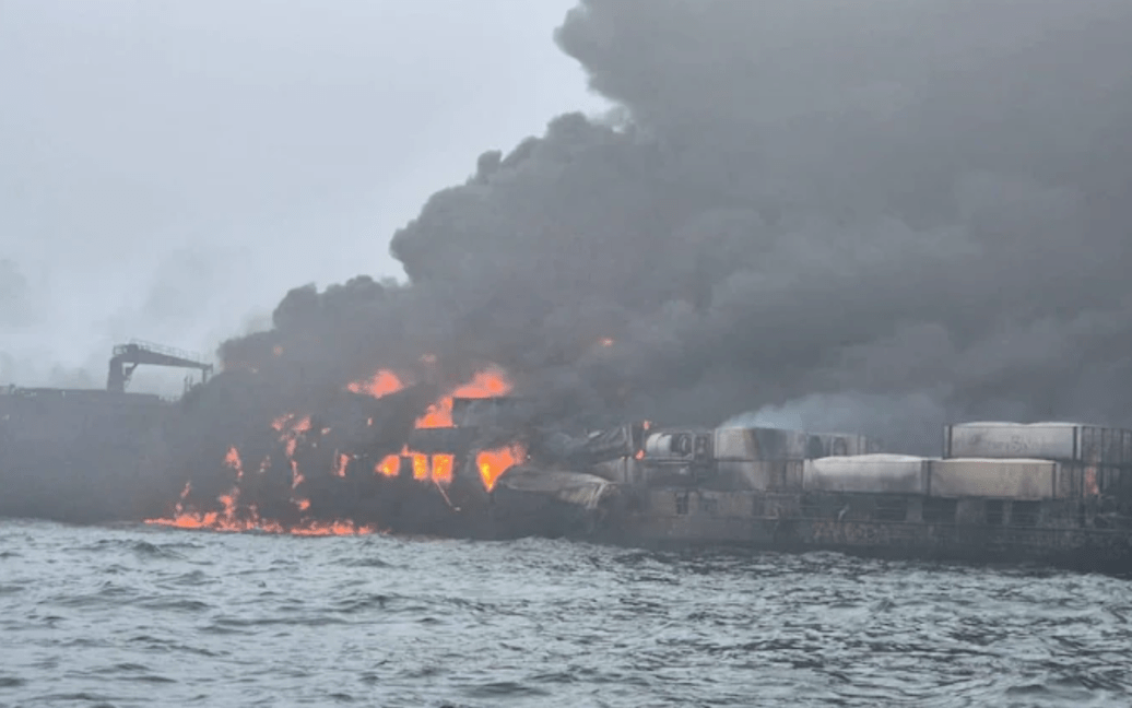 В Северном море столкнулись нефтяной танкер и грузовое судно: фото и видео