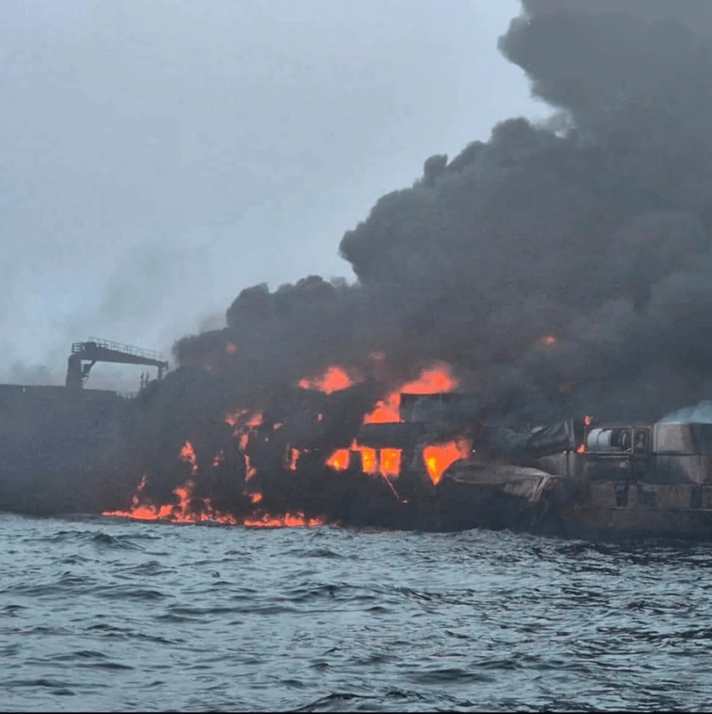 В Северном море столкнулись нефтяной танкер и грузовое судно: фото и видео 4 В Северном море столкнулись нефтяной танкер и грузовое судно: фото и видео