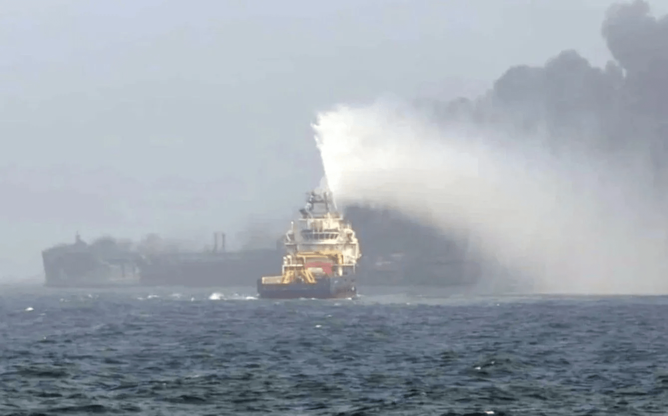 В Северном море столкнулись нефтяной танкер и грузовое судно: фото и видео