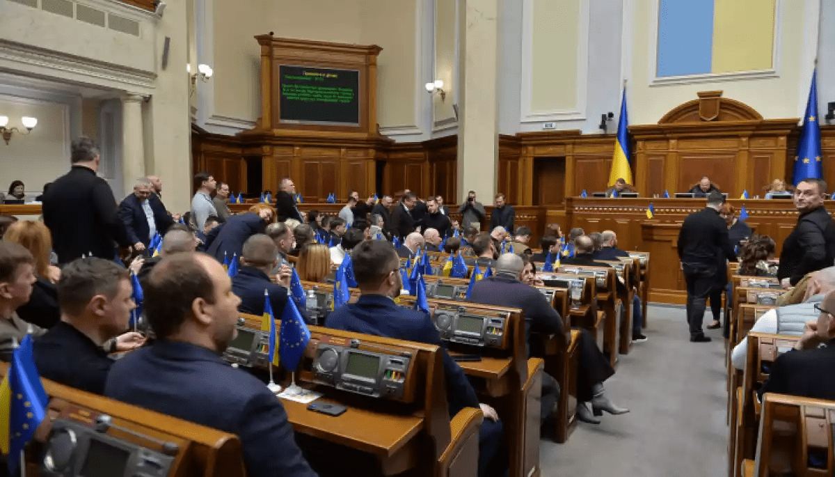 Скільки заробляють українські парламентарі: підвищені зарплати Стефанчука та інших