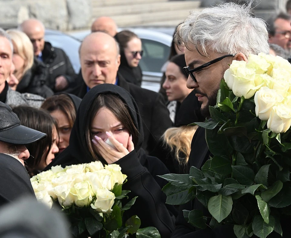Дочь Киркорова необычно вела себя на похоронах деда: видео