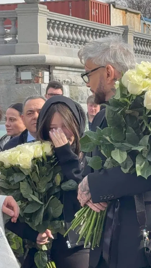 Дочь Киркорова необычно вела себя на похоронах деда: видео