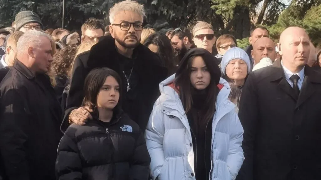Дочь Киркорова необычно вела себя на похоронах деда: видео