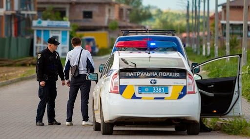 Водителям советуют при остановке полицией не отдавать документы