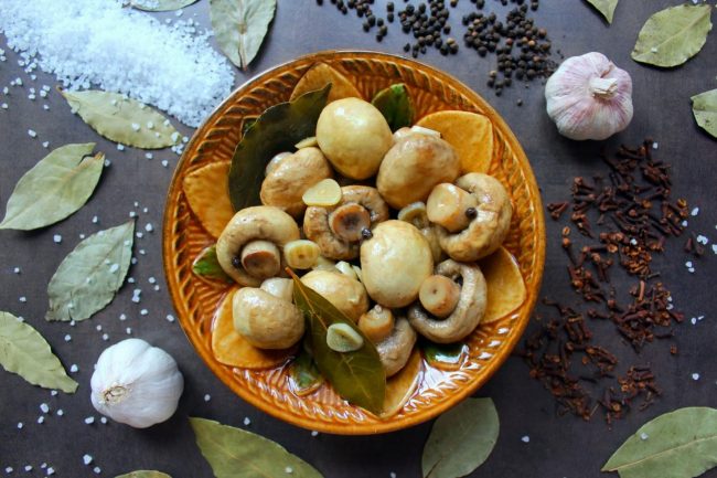 Маринованные шампиньоны исчезнут со стола вмиг: рецепт вкусной закуски