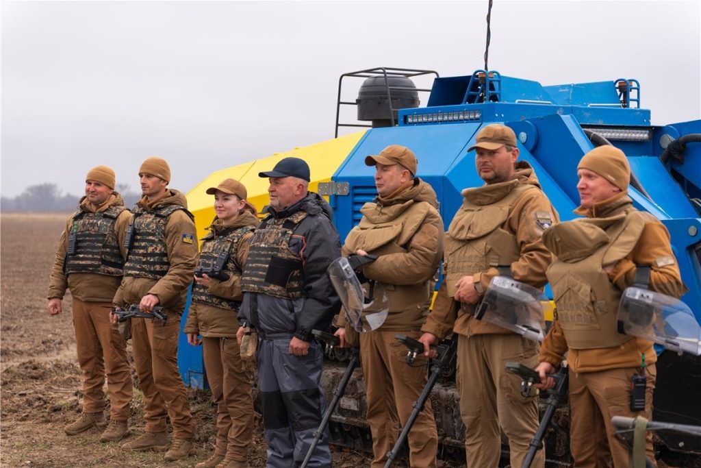 В Україні випробовують унікальну вітчизняну систему розмінування: фото та відео 8 В Україні випробовують унікальну вітчизняну систему розмінування: фото та відео