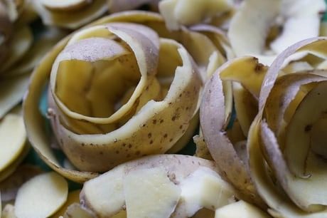 Никогда не выбрасывайте шелуху картофеля: как ее использовать