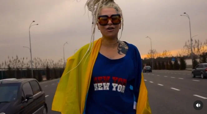 Російська співачка зі сцени заговорила українською: відео