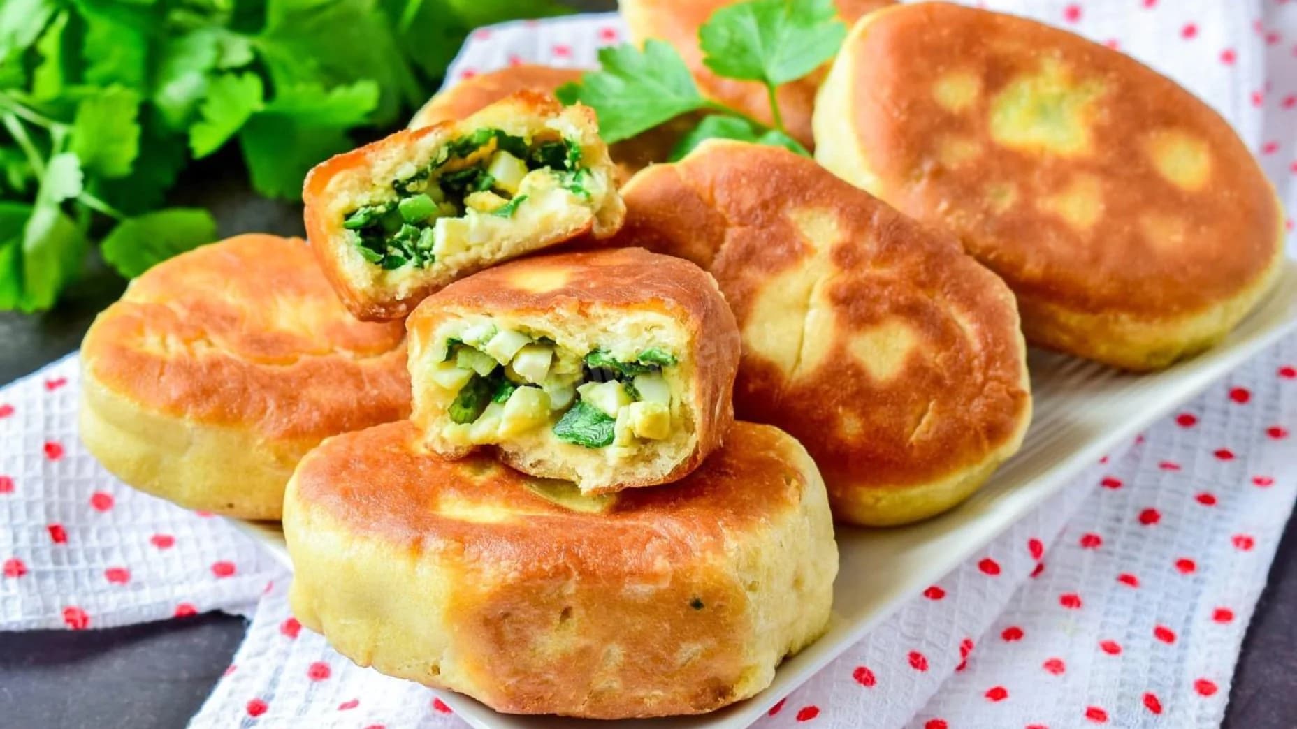 Быстрые и вкусные пирожки с рисом, луком и яйцом: простой рецепт