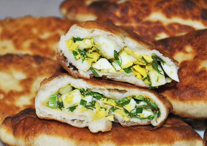 Быстрые и вкусные пирожки с рисом, луком и яйцом: простой рецепт