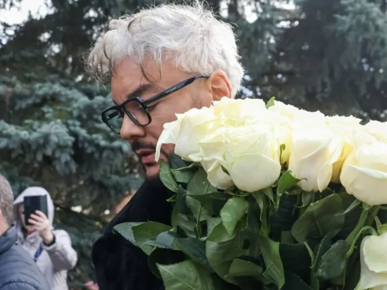 Дочь Киркорова необычно вела себя на похоронах деда: видео
