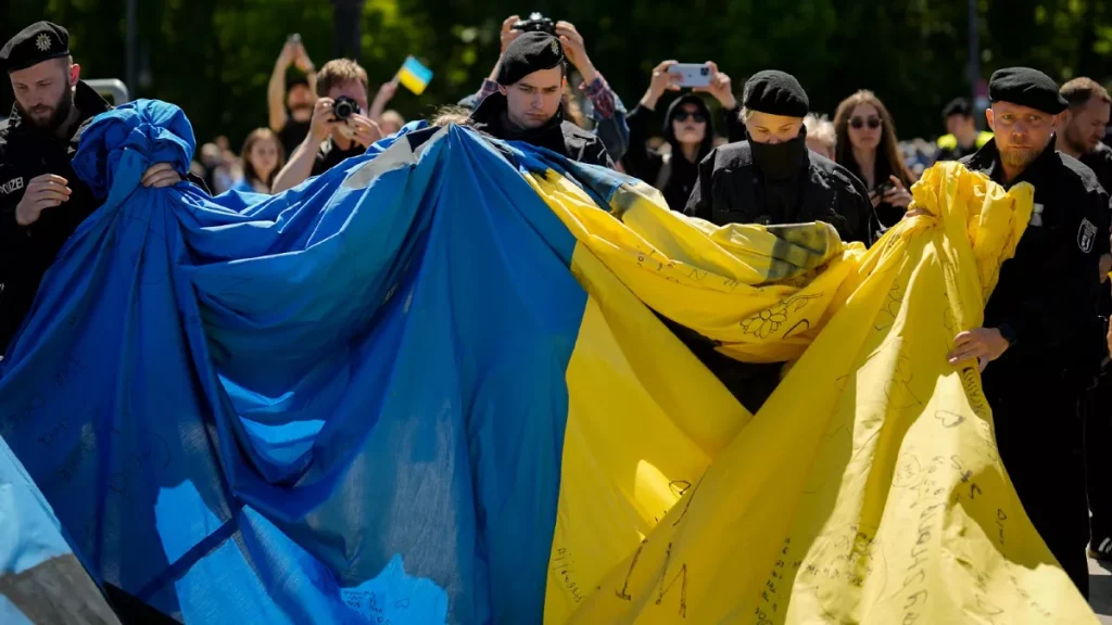 Гигантский флаг Украины возле Белого дома привел к истерике Илона Маска 4 Гигантский флаг Украины возле Белого дома привел к истерике Илона Маска