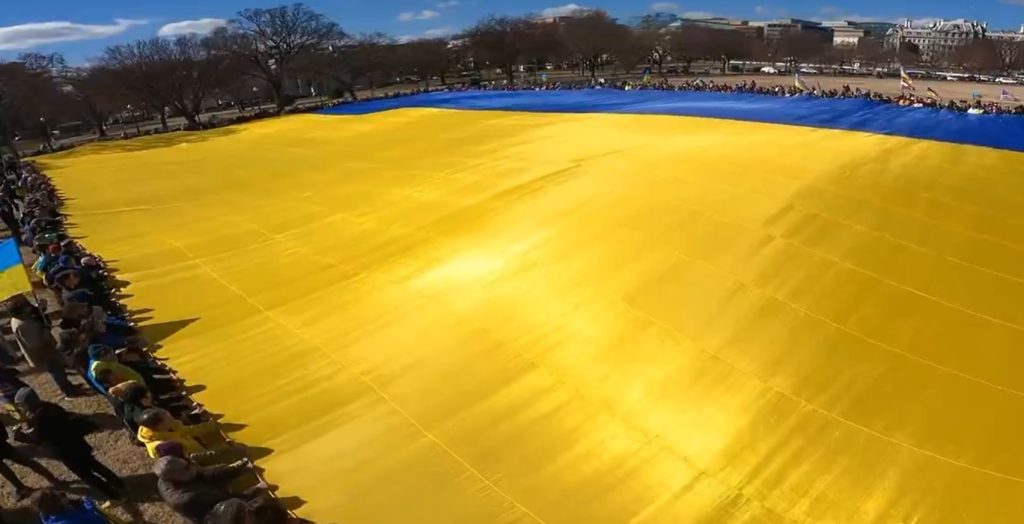 Гигантский флаг Украины возле Белого дома привел к истерике Илона Маска 3 Гигантский флаг Украины возле Белого дома привел к истерике Илона Маска