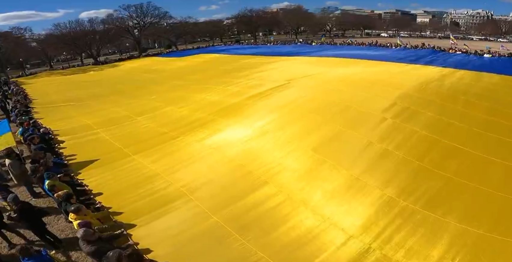 Гигантский флаг Украины возле Белого дома привел к истерике Илона Маска