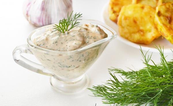 Ресторанный вкус дома: универсальный соус для салатов через несколько минут