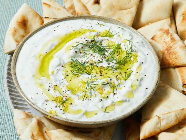 Ресторанный вкус дома: универсальный соус для салатов через несколько минут