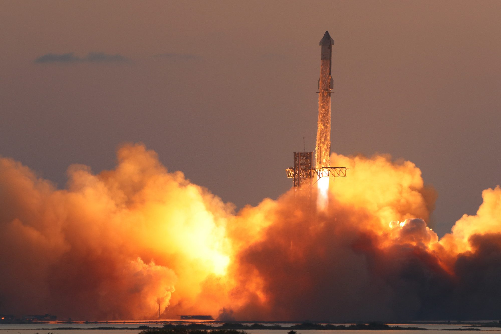 Космический корабль SpaceX взорвался во время испытательного полета: видео