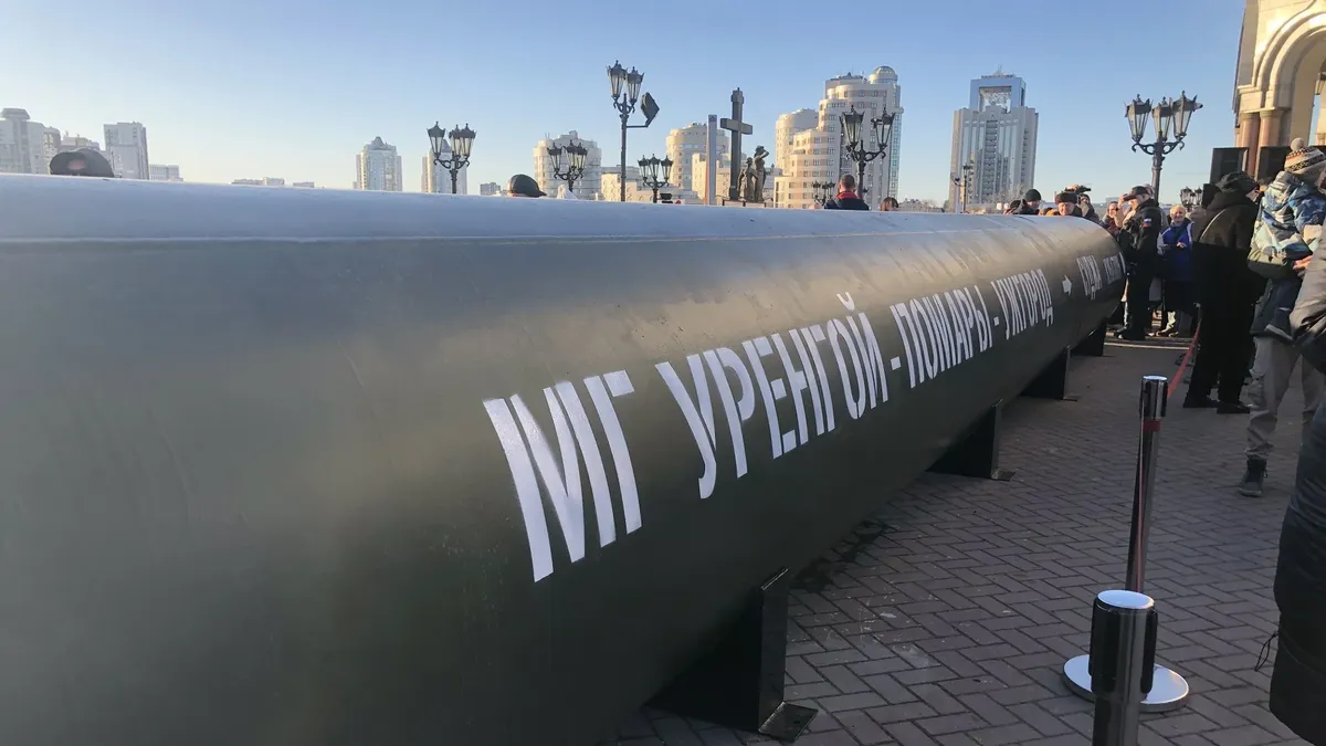 Россияне лезут в трубу, где гибли их солдаты: фото
