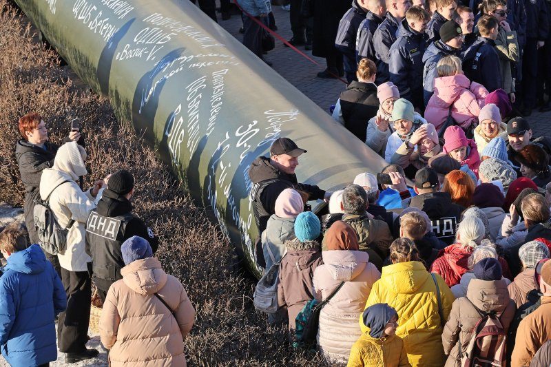 Росіяни лізуть у трубу, де гинули їхні солдати: фото