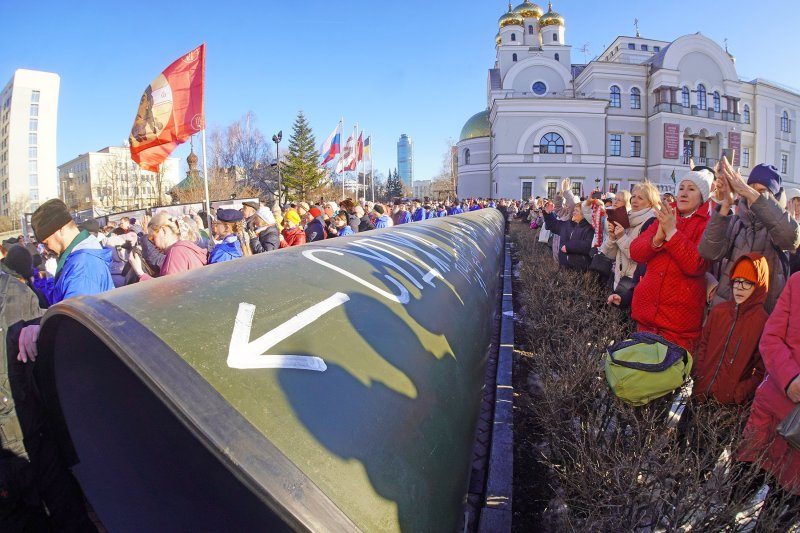Росіяни лізуть у трубу, де гинули їхні солдати: фото