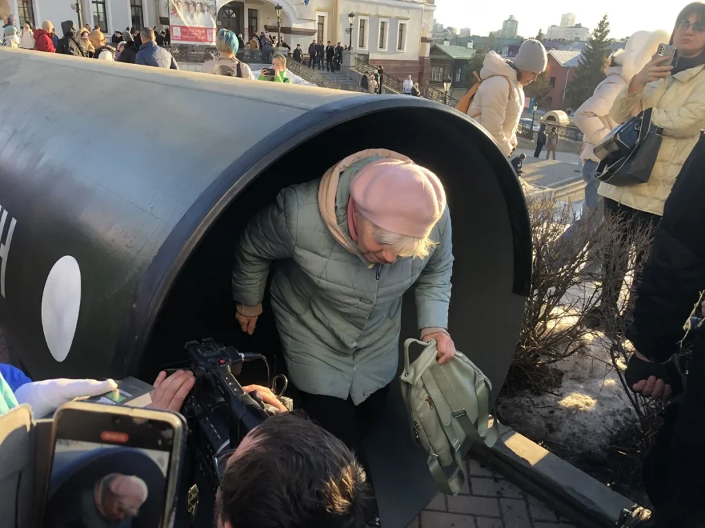 Росіяни лізуть у трубу, де гинули їхні солдати: фото