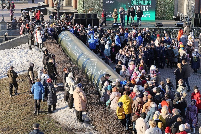Росіяни лізуть у трубу, де гинули їхні солдати: фото ➤ Prozoro.net.ua