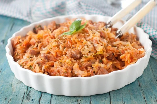 Тушеная капуста с куриными сердечками: бюджетно и вкусно