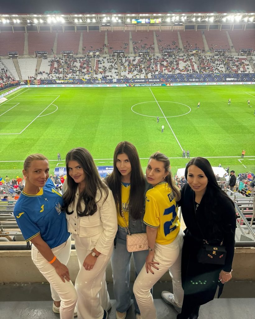 Жена Реброва показала компанию, в которой болела за Украину 5 Жена Реброва показала компанию, в которой болела за Украину