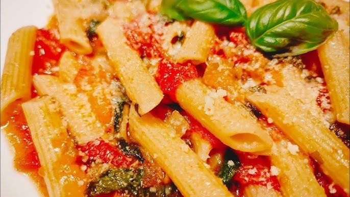 Быстрый ужин: ароматная запеченная паста с помидорами и грибами