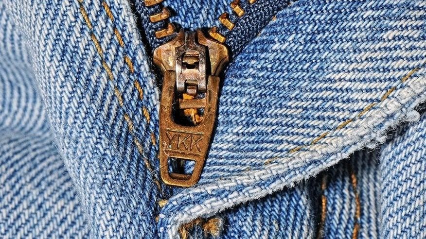 Что означает YKK на молнии: зачем производители добавляют это