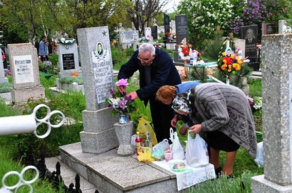 Великдень для покійних: чи можна залишити їжу біля могили близького