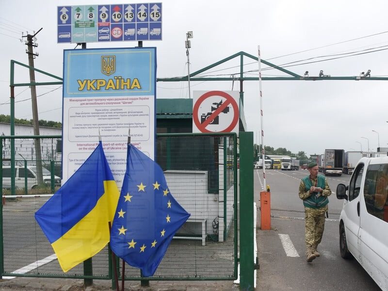 Астролог назвала год, когда в Украине откроют границы