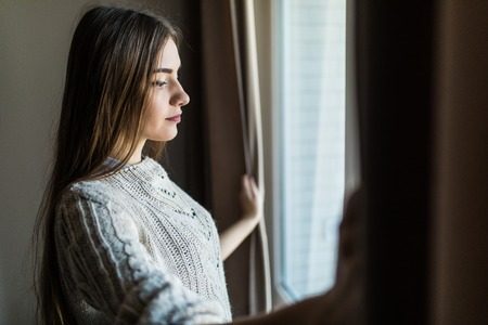 Чому не можна сидіти спиною до вікна: знають одиниці ➤ Prozoro.net.ua
