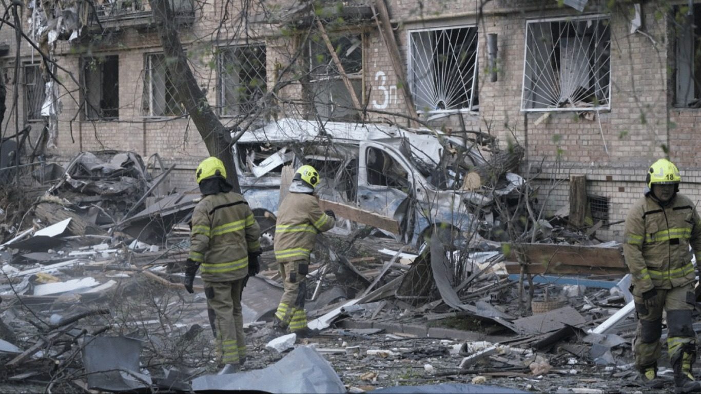 У Києві з-під завалів дістали хлопця: чим він здивував