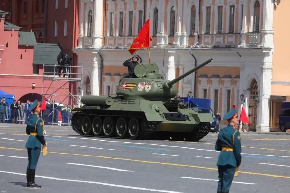 В России массово отменяют парады к 9 мая: названа причина