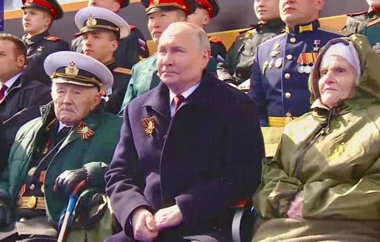 Чтобы не прятаться в Мавзолее: зачем Путину «перемирие» на 9 мая