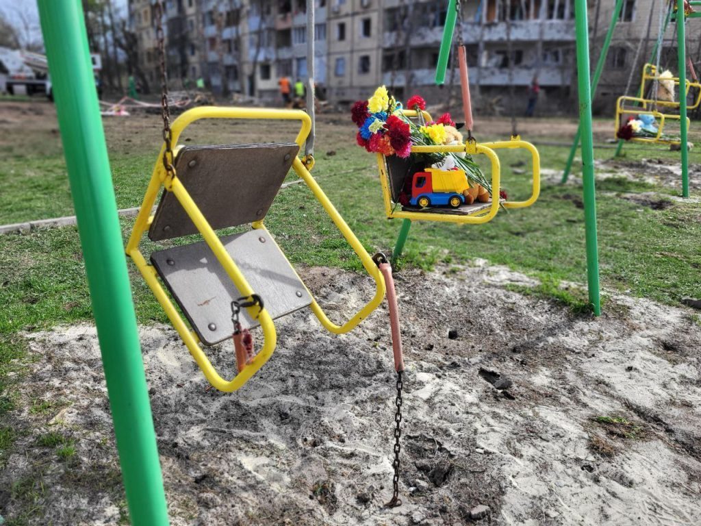 Море іграшок і квітів: у Кривому Розі вшановують пам'ять дітей, убитих ракетою РФ (фото)