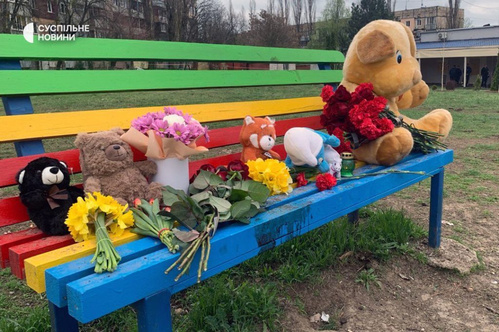 Море іграшок і квітів: у Кривому Розі вшановують пам'ять дітей, убитих ракетою РФ (фото)