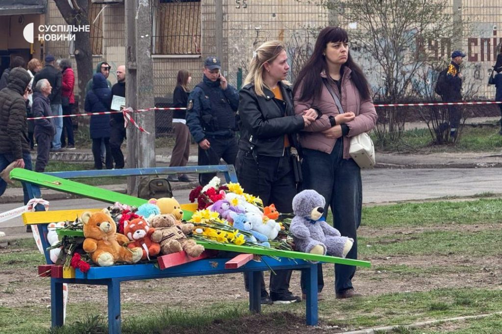 Море іграшок і квітів: у Кривому Розі вшановують пам'ять дітей, убитих ракетою РФ (фото)
