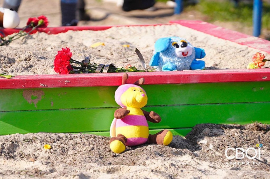 Море іграшок і квітів: у Кривому Розі вшановують пам'ять дітей, убитих ракетою РФ (фото)