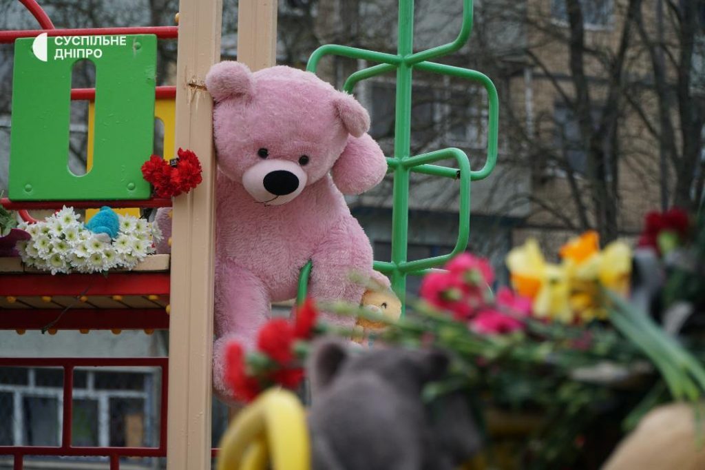 Море іграшок і квітів: у Кривому Розі вшановують пам'ять дітей, убитих ракетою РФ (фото)